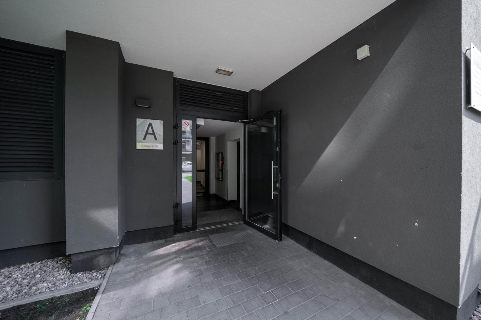 Skierniewicka Apt - Parking, Workspace, Balcony - By Rentujemy ワルシャワ エクステリア 写真